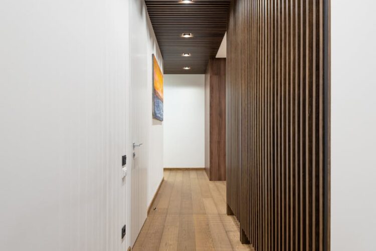 Schmale Flure clever nutzen: Garderobe, Stauraum und Licht auf 1 Meter Breite