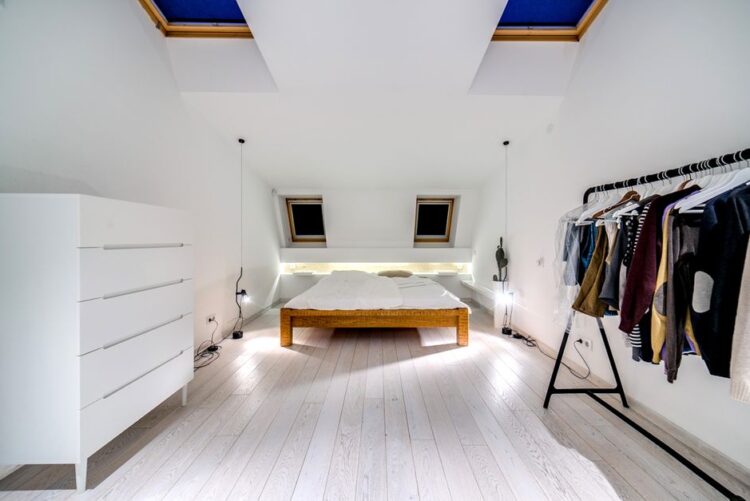 Einbauschrank in der Dachschräge: Aufmaß, Systeme, Montage und realistische Kosten