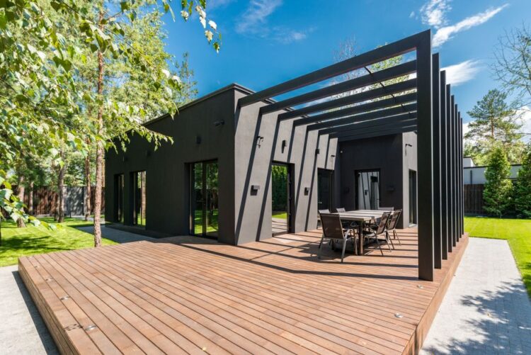 Terrassenüberdachung planen und bauen: Materialwahl, Statik, Genehmigung und echte Kosten
